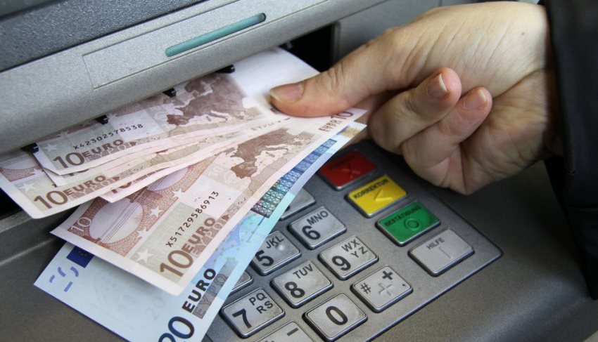 Bankat ne Kosove reduktojne deget e bankomateve